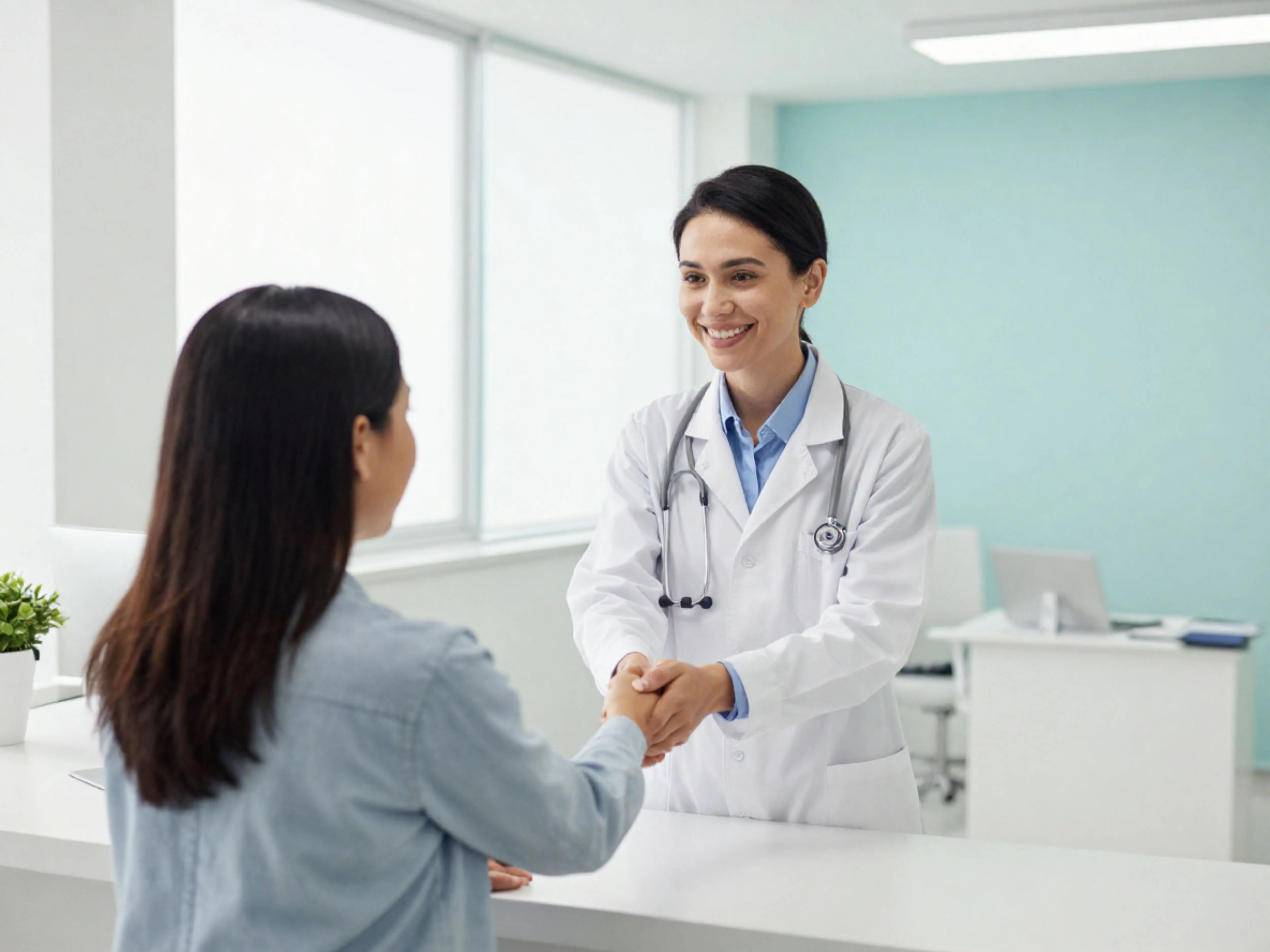 Klinikada həkim pasiyenti qarşılayır