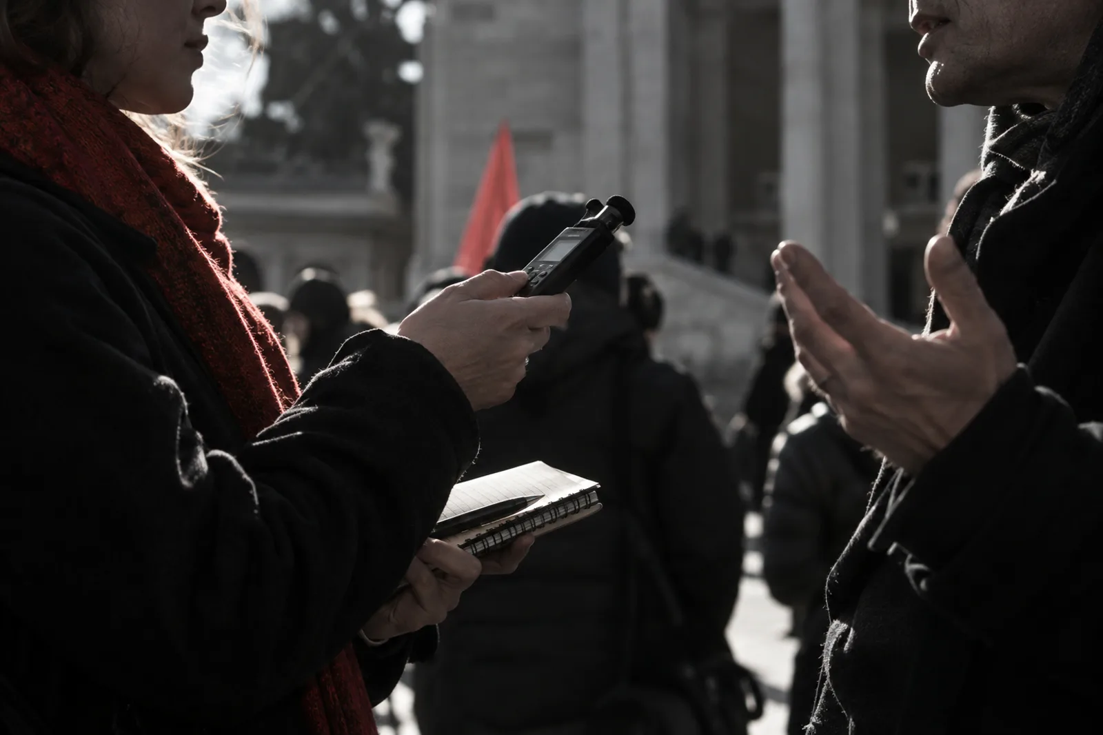 Sahədə audio qeyd aparan jurnalist