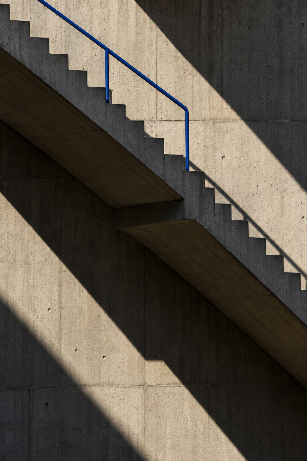 Kobalt tutacaqlı beton studiya pilləkəni