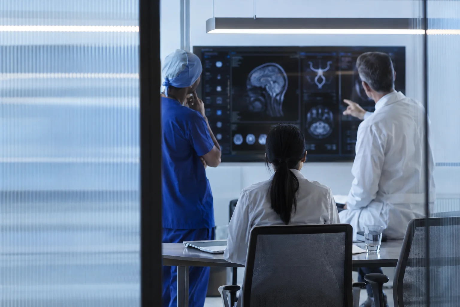 Klinik konsilium zamanı mütəxəssislər